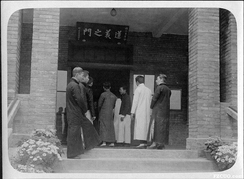 人们步入青年会大门，入口悬有许世英题写的“道义之门”匾额（来源：南加州大学图书馆）
